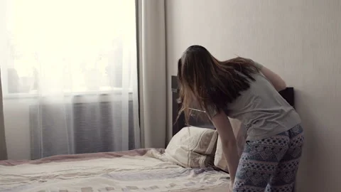 Make a bed, Woman making her bed in room after wake up Vídeo Stock 103379230