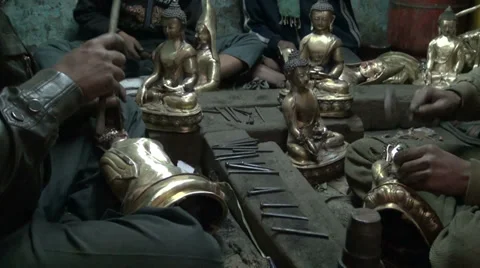 Make bronze Buddha statue souvenirs in Katmandu, Nepal Stock Footage 39306658