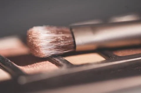 Make up brush on eye shadow palette closeup. Selective focus. Stock-Fotos