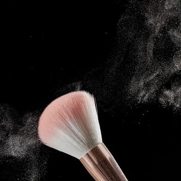 Make-up brush with powder on it and heap of powder on black background. Pho.. Stock-Fotos