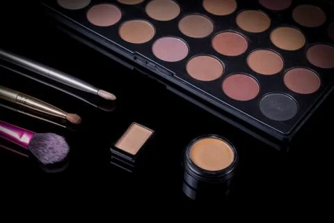 Make-up brushes. Eye shadow palette. Makeup kit. Cosmetic set. Beauty, fashio Foto stock