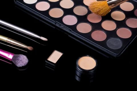 Make-up brushes. Eye shadow palette. Makeup kit. Cosmetic set. Beauty, fashio 스톡 사진