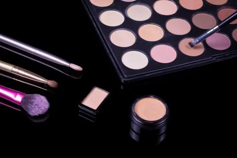 Make-up brushes. Eye shadow palette. Makeup kit. Cosmetic set. Beauty, fashio Foto stock