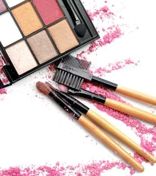 Make-up brushes in holder and cosmetics isolated on white Foto stock