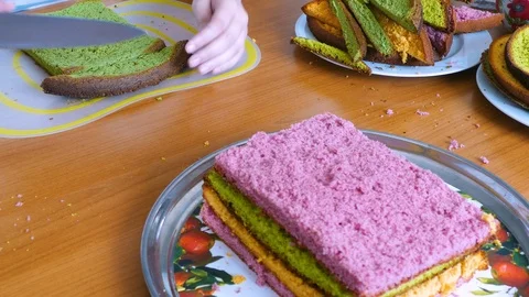 Make a cake in the shape of a house Vídeos de archivo 123577444