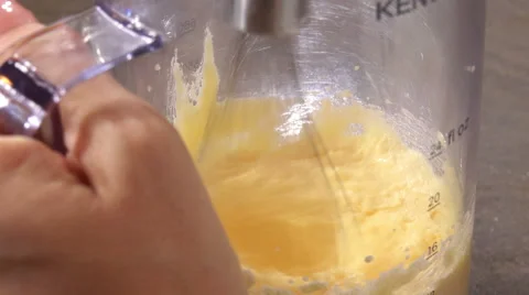 Make a cake with sugar eggs and flour: work the dough with an electric mixer Video stock 61353328
