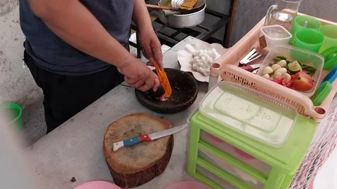 Make cayenne pepper geprek tempeh Stock Footage 231455686