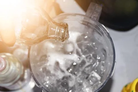 Make cocktail drinks Stockfoto's