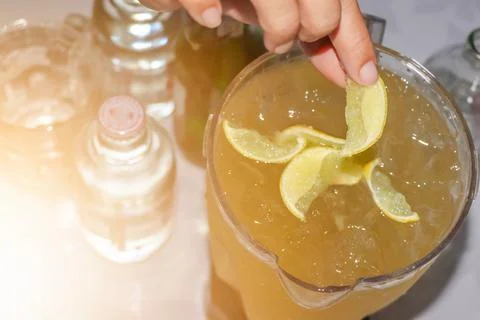 Make cocktail drinks Stockfoto's