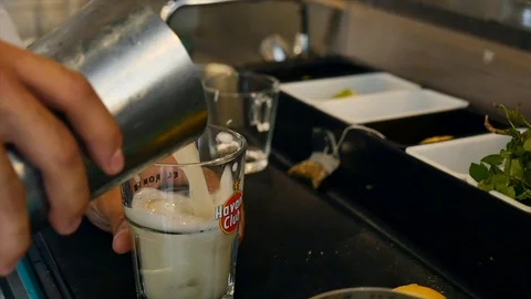 Make a cocktail Stock-Footage 102828887