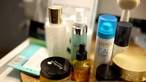 Make-up cosmetics presented on the table, make-up workshops Vídeo Stock 121040622