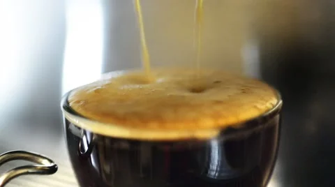 Make an delicious espresso coffee. Made with espresso machine.  Vidéo 58973092