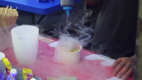 Make delicious snack ice cream with liquid nitrogen. 스톡 동영상 204048876