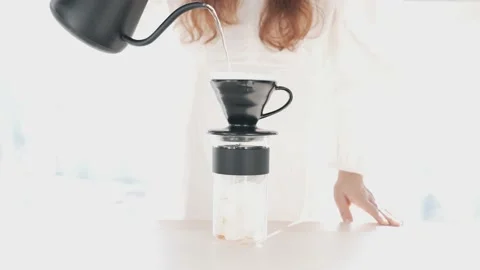 Make drip coffee at the barista. Vídeo Stock 166135272