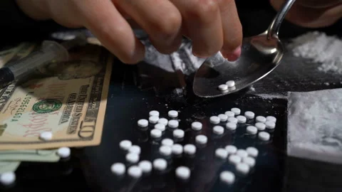 Make a drug from pills in a spoon Vídeo Stock 117001698