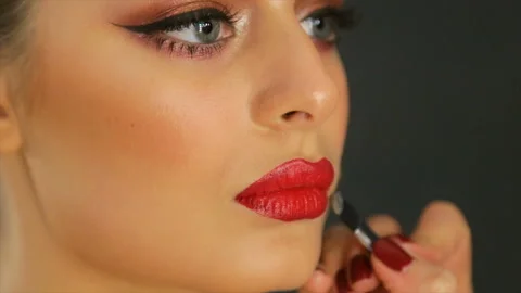 Make up of female lips Vídeo Stock 86348894
