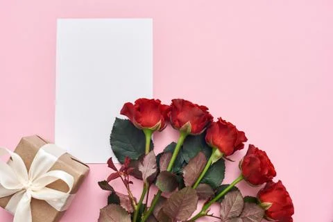 Make her happy! Gift set includes red roses, homemade gift box and paper note Fotos Stock