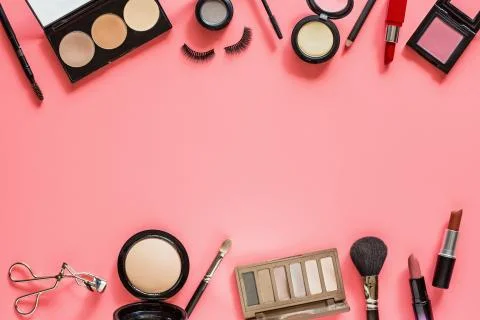 Make up items on pink color background. Set of luxury decorative cosmetics fl Foto stock