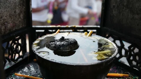 Make a merit at the temple - 2 Stock-Footage 97123186