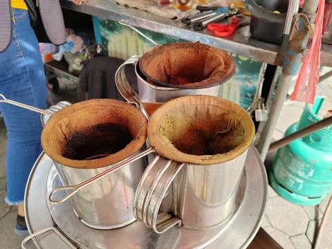 Make old coffee or tea , pot and bag with tool . Street food and drink Foto stock