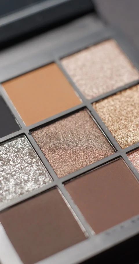 Make-up palette rotating close-up studio, vertical view Stock-Footage 280522445