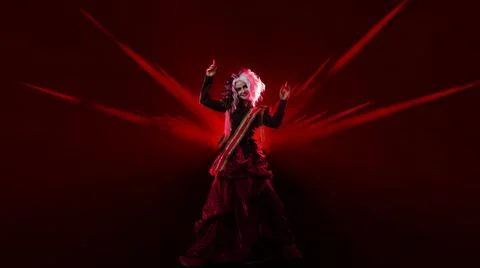 Make a performance. A bright and shocking woman on the stage Foto stock