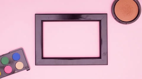 Make up products appear around black frame for text on pink theme. Stop motion Vídeo Stock 137855111