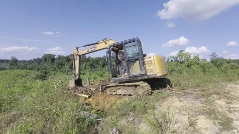 Make a road using an excavator Stock Footage 312391828