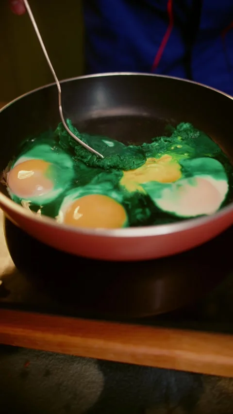 Make Scrambled Eggs in Frying Pan Vídeos de archivo 283469851