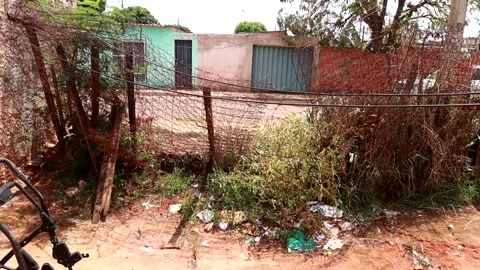 A make shift fence made of wire and old mattress Video stock 256991878