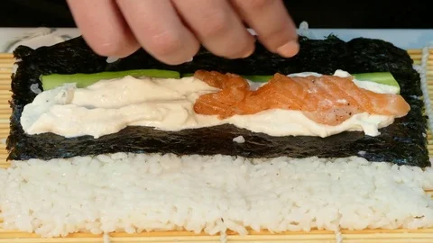 Make sushi with salmon meat. Fast moving. Video stock 85424999