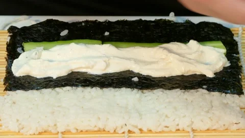 Make sushi with salmon meat Video stock 88433522