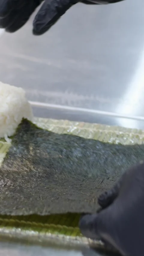 Make sushi sushi chef squeezes the cream cheese onto the nori. The process of Stock Footage 293638592