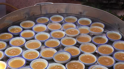 Make Thai dessert. Coconut milk custard in small cup to prepare steaming Vídeos de archivo 252791738