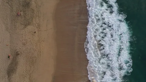 Make wet by splashing big waves Video stock 122627094