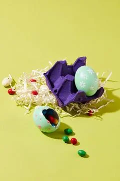 Make your own cute eggs filled with chocolate to give to loved ones on Easter Foto stock