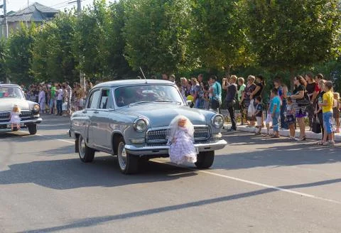 Makeevka, Ukraine - August 25, 2012: Retro cars depicting in the parade Stock Photos