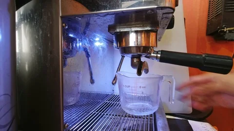 Makeing fresh coffee with coffee matchine. Stock Footage 117268152