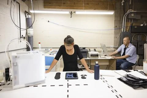 Makers using 3D printer in workshop Foto stock