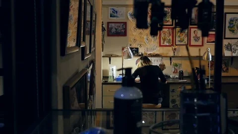 Makes a beautiful tattoo in the studio Stock Footage 103180140
