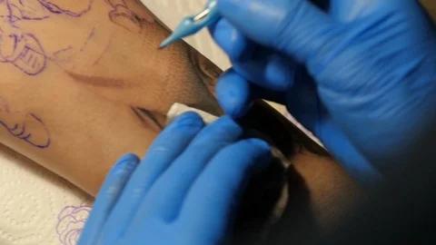 Makes a beautiful tattoo in the studio Stock Footage 103180202