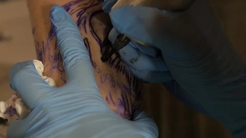 Makes a beautiful tattoo in the studio Stock Footage 103180538