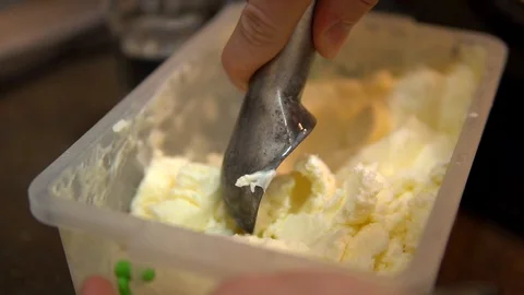 Makes ice cream ball 스톡 동영상 86066060