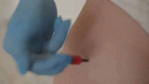 Makes an injection to himself, intramuscular injection of the vaccine, urgently  Vídeo Stock 146664732