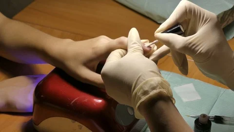 The makes manicure gel lacquer Vídeos de archivo 79575975