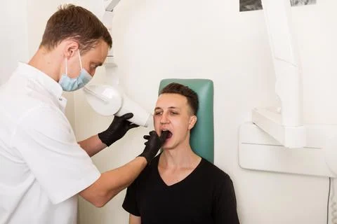 Makes the X-ray tooth. 스톡 사진