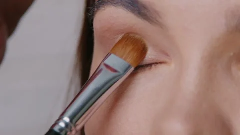 Makeup Application CloseUp An InDepth Detailed Process for Achieving Flawless Vídeo Stock 327789609