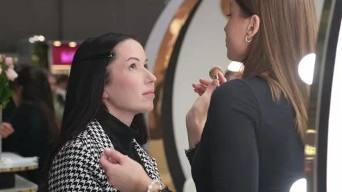 Makeup Application Tutorial Showcasing Beauty Techniques in a Modern Salon 動画素材 321608290