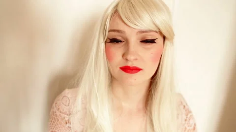 Makeup, applying eyeshadow Stockbeeldmateriaal 62260312