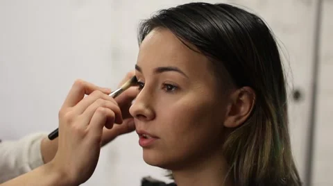 Makeup artist applies makeup Stockbeeldmateriaal 68717010